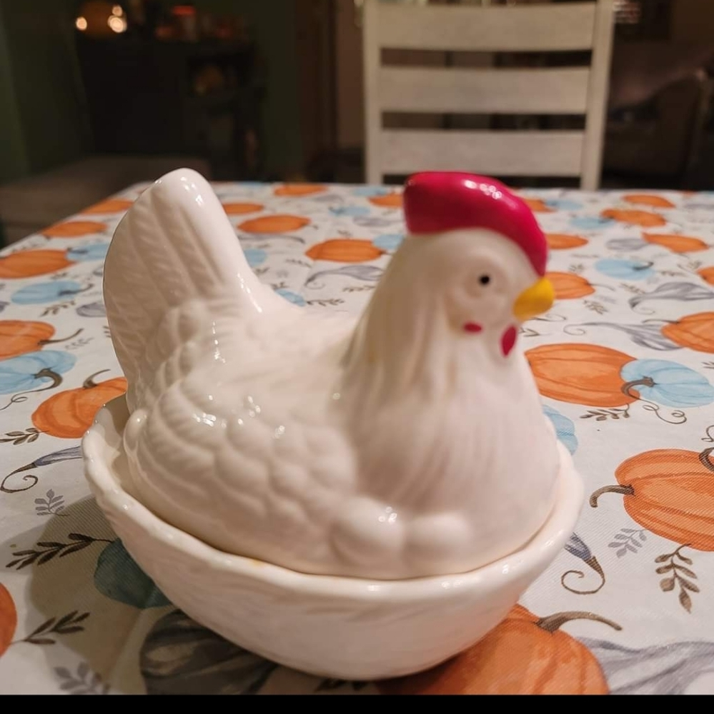 Vintage nesting hen